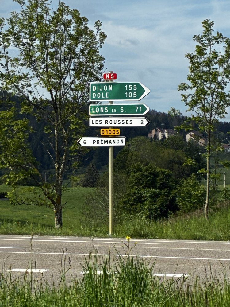 Cartello stradale con direzioni per città francesi.