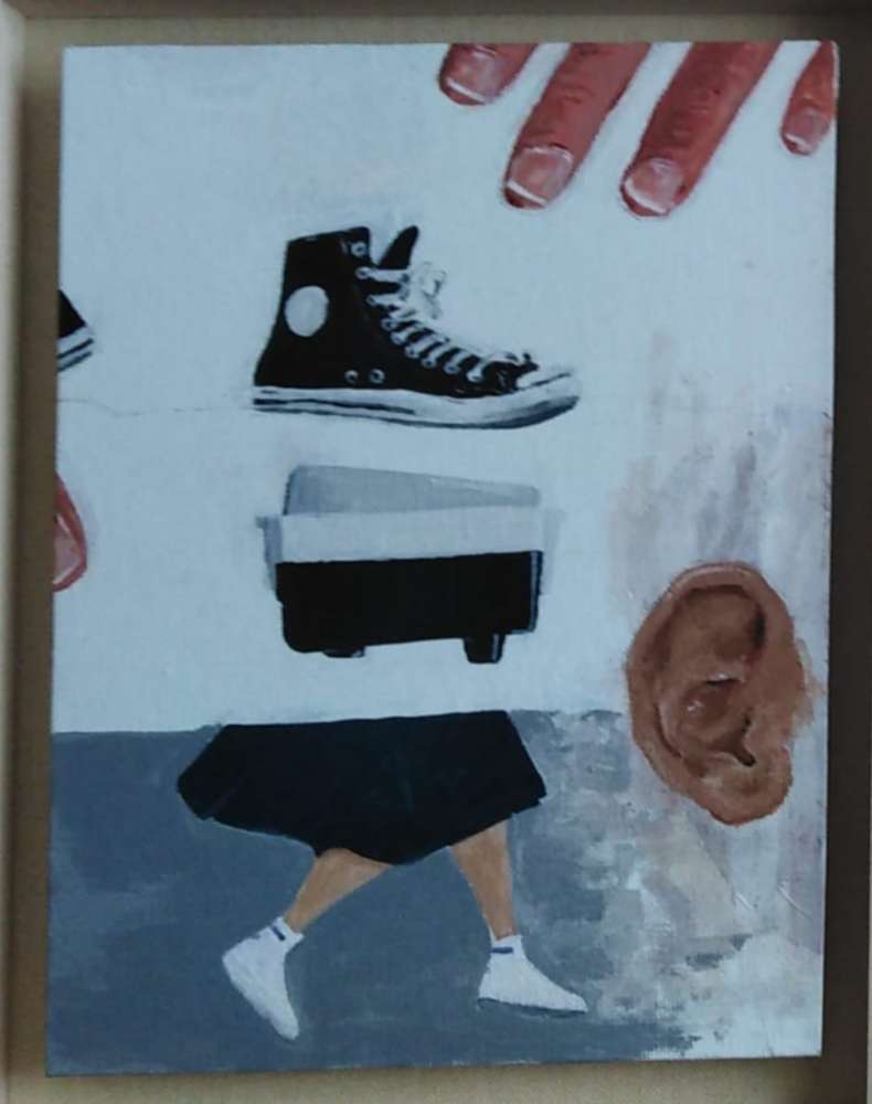 Collage surreale con scarpa, orecchio e mano dipinta.