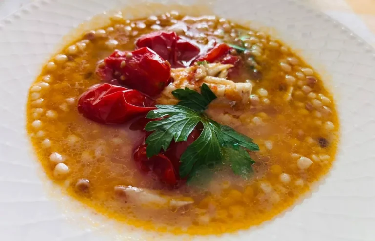 Zuppa di legumi con pomodori e prezzemolo