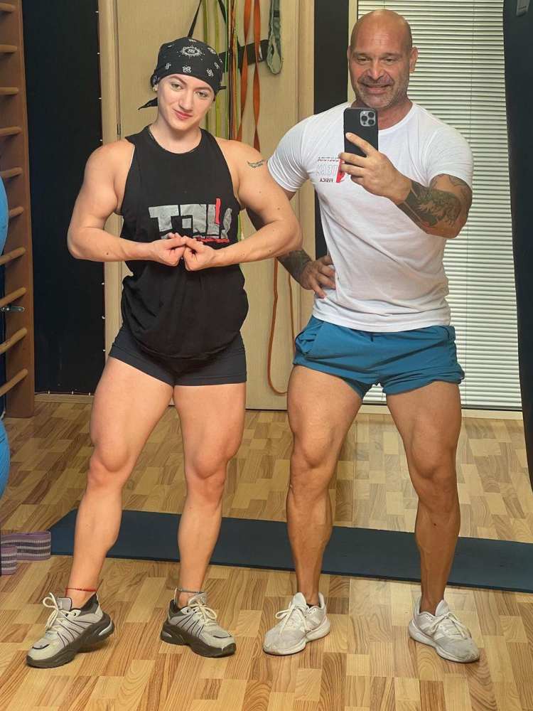 Due persone muscolose in palestra.