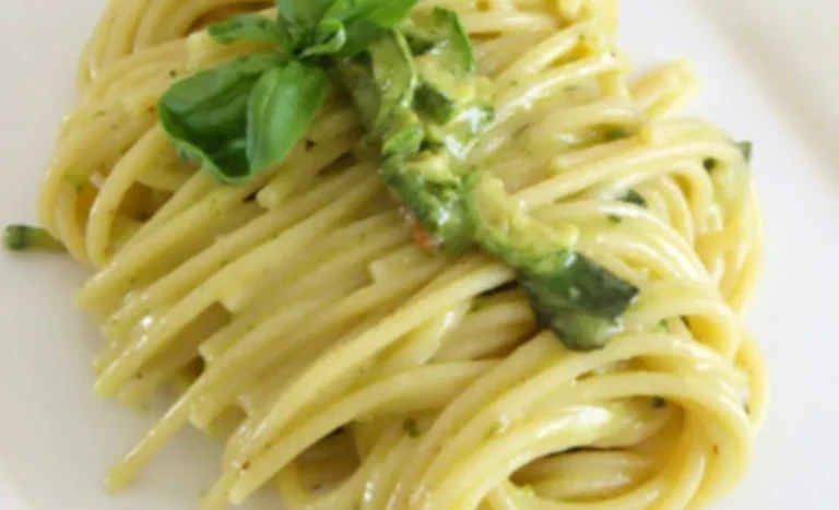 Spaghetti al pesto con foglia di basilico fresco