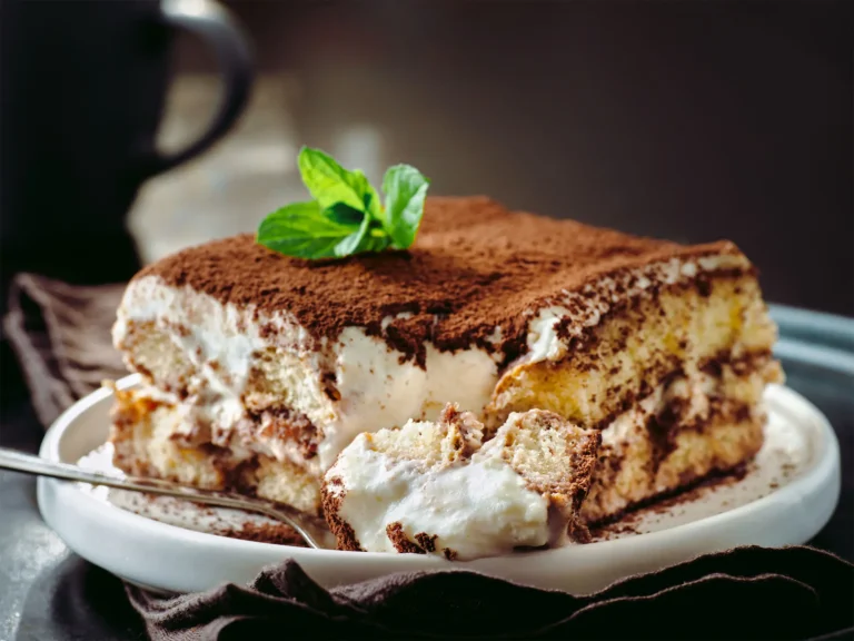 Tiramisù tradizionale con spolverata di cacao.