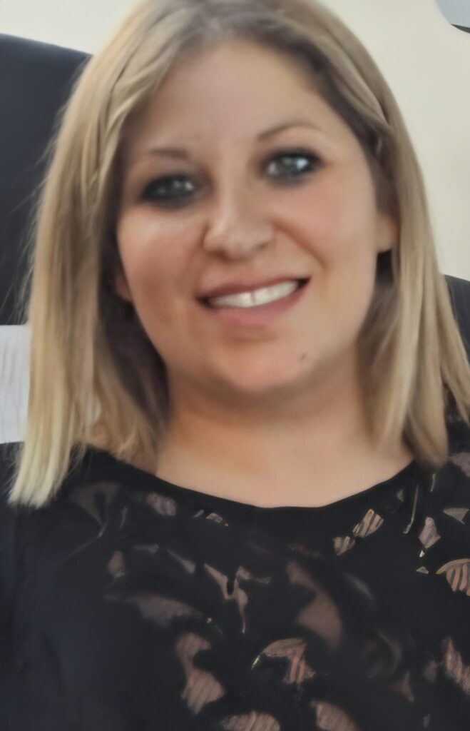 Donna sorridente con capelli biondi