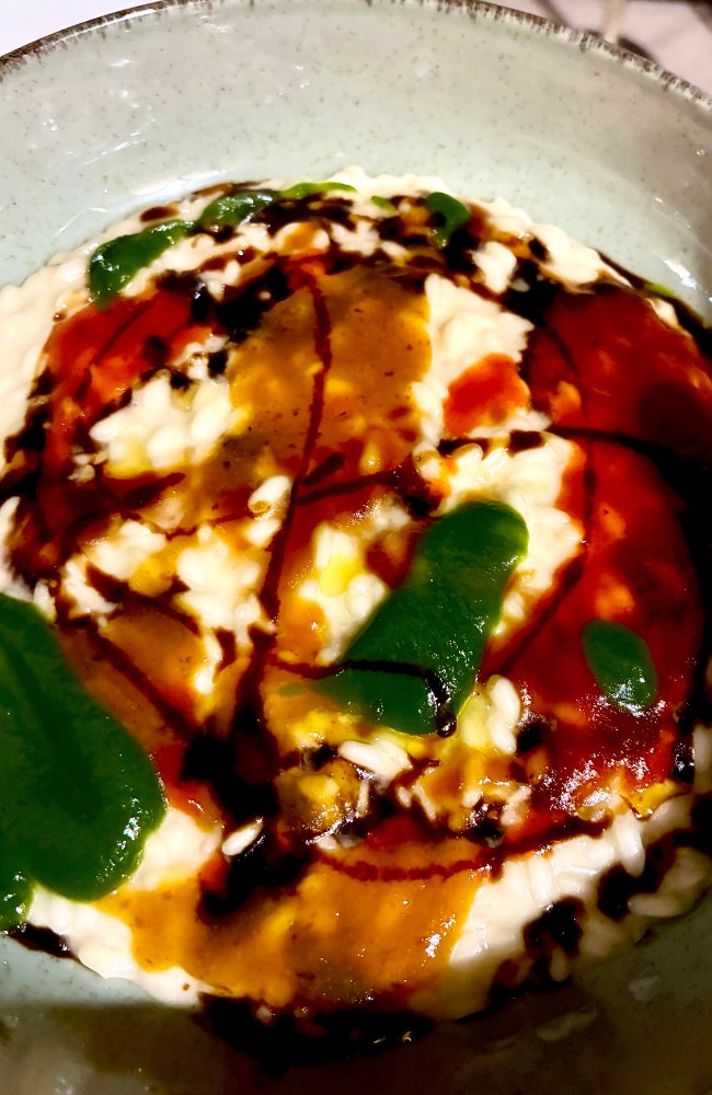 Risotto cremoso con salsa verde e aceto balsamico.